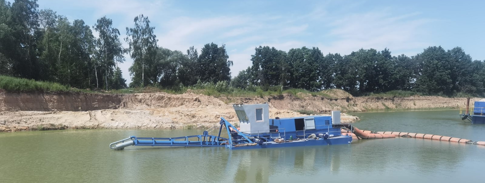 Земснаряд по очистке водоема